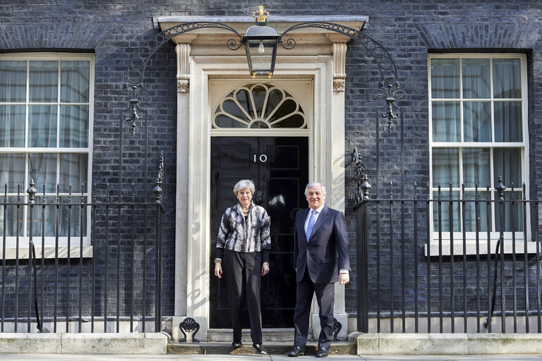 Valokuva 7: Visit of the President of the European Parliament to London - Antonio TAJANI - EP President meets with Teresa MAY - Prime Minister of the United Kingdom at 10 Downing street