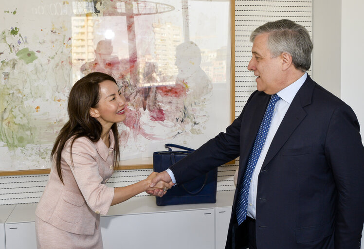 Zdjęcie 5: Antonio TAJANI - EP President meets with Jane Lee SUN - CEO Ctrip