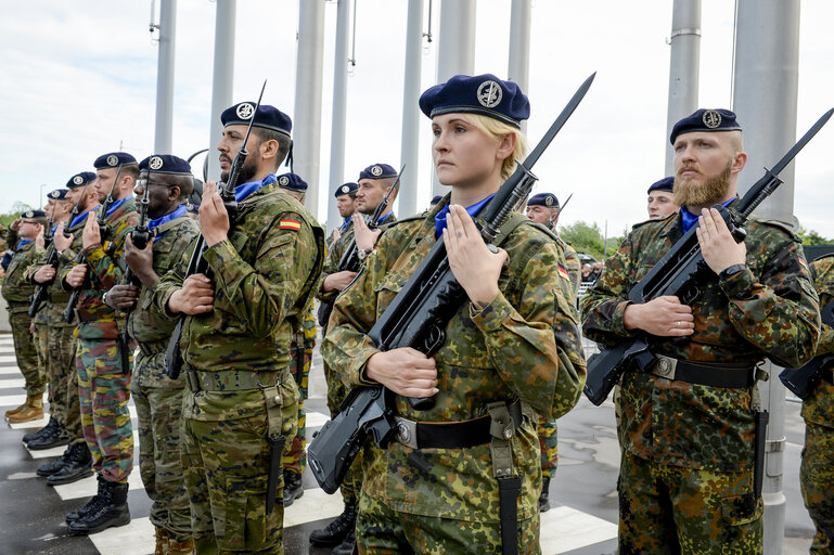 Fotografija 21: Open Day of the European institutions 2017 - Strasbourg -   Raise of the European Union flag by the Eurocorps