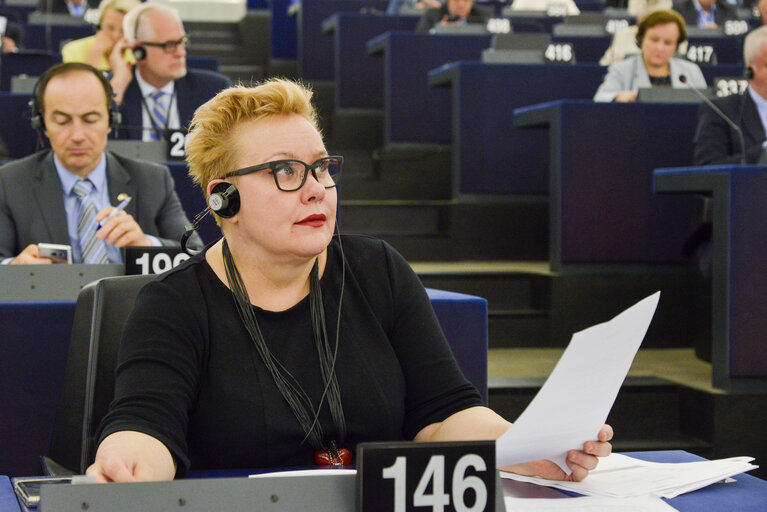 Fotografie 2: Sirpa PIETIKAINEN voting in plenary session Week 24 2017 in Strasbourg