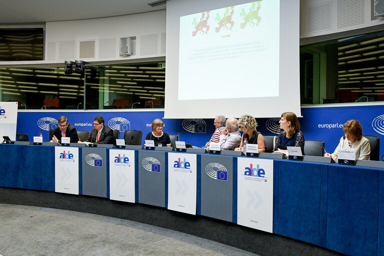 Photo 15 : Meeting of the Minority Intergroup