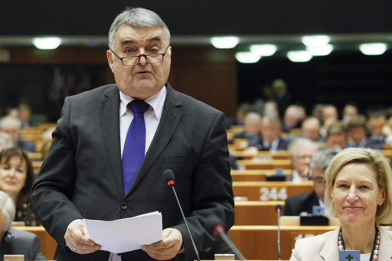 Billede 21: Plenary session in Brussels - week 46 2014 - EP President Opening of the Plenary: 25th anniversary of the fall of the Berlin wall.  Statement by the President