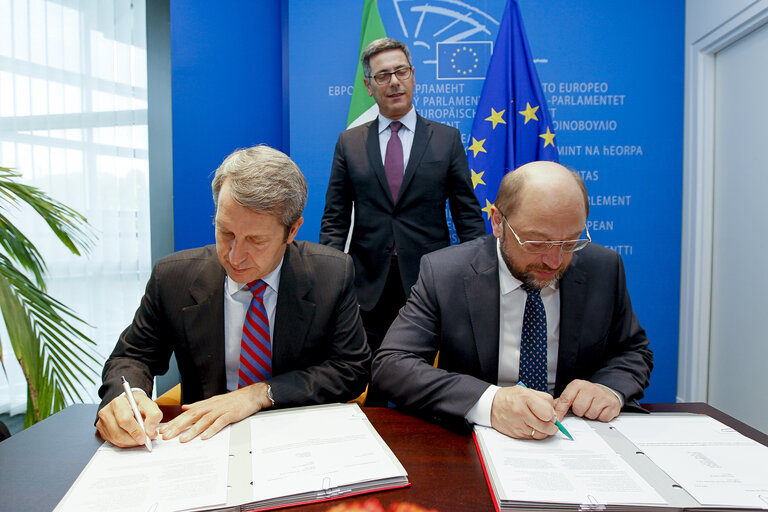 Foto 5: Martin SCHULZ - EP President LEX signing