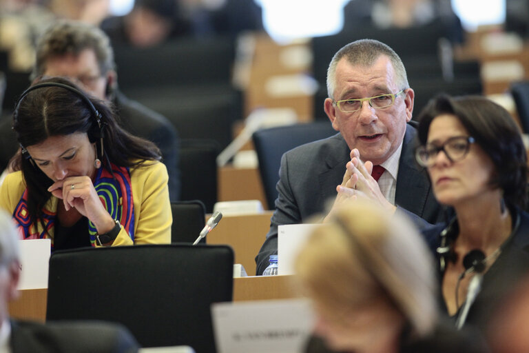 Foto 18: Hearing of Commissioner-designate for Better Regulation, Inter-Institutional Relations, the Rule of Law and the Charter of Fundamental Rights before the Conference of the Presidents open to all the members - JURI - LIBE - AFCO