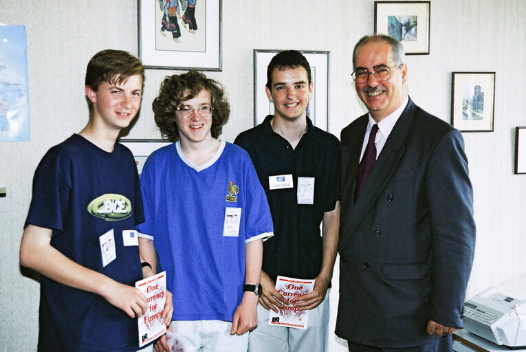 Fotografie 43: MEp Lyndon H.A. HARRISON with young laureates of the 'One currency for Europe' contest over Euro