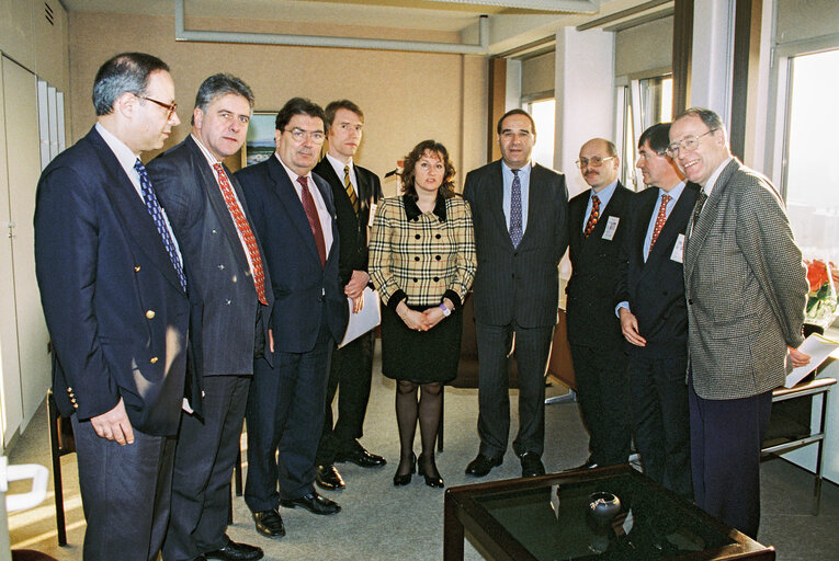 Billede 2: Group photo with European Commissioner for External Relations