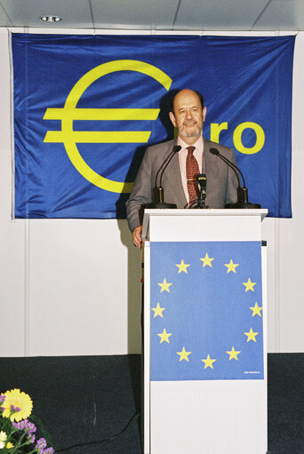 Photo 16 : Event for the launch of Euro currency