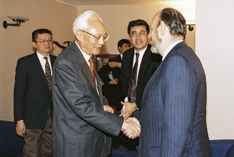 Jose Maria GIL-ROBLES GIL-DELGADO EP President meets with Lu PING, Minister of the People's Republic of China with responsability for Hong Kong