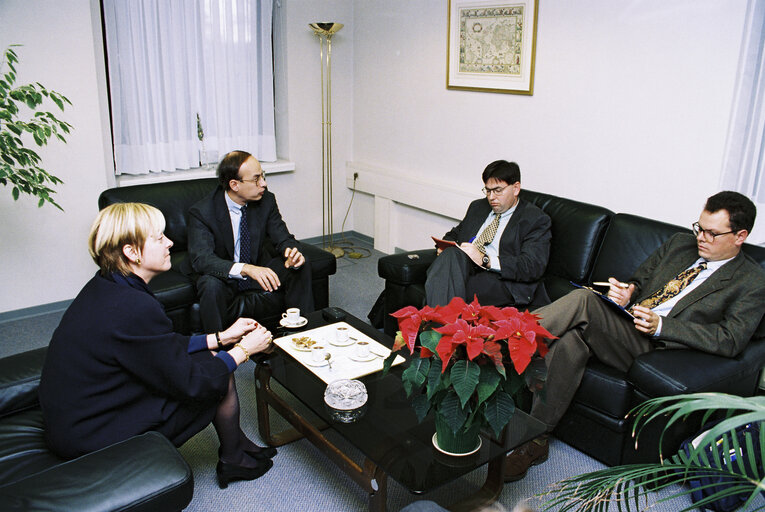 Fotogrāfija 3: ELDR MEPs during a meeting