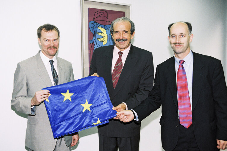 Fotografija 3: MEPs Renzo IMBENI and Peter SKINNER offer a European flag to a guest