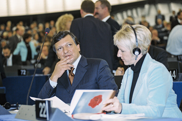 Fotogrāfija 8: Jose Manuel BARROSO EC President and Margot WALLSTROM in Plenary Session at the European Parliament in Strasbourg