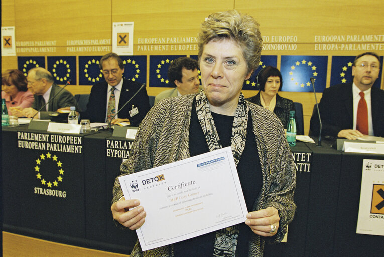 Fotografia 8: Press conference on the results of the WWF inquiry - chemicals check up in Strasbourg on April 21, 2004.