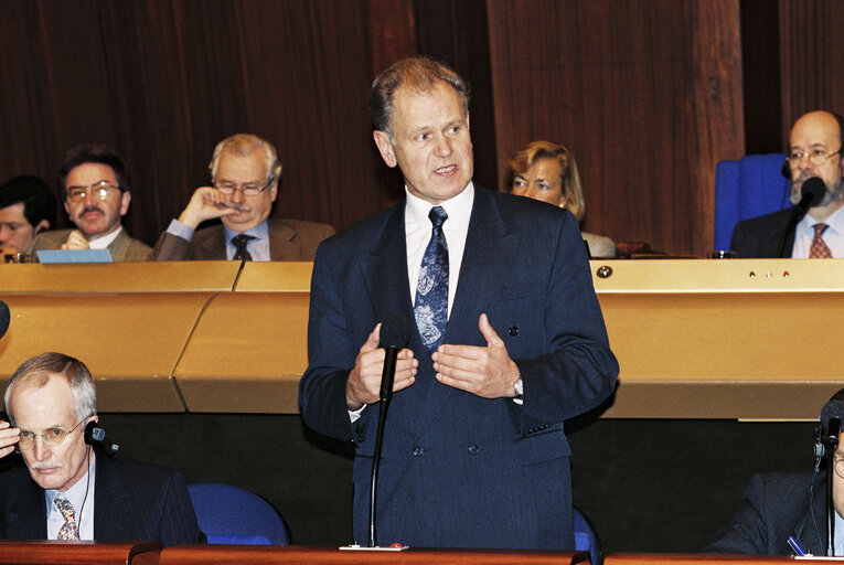 Zdjęcie 4: The President of the Court of Auditors, Bernhard FRIEDMANN, presents the Court's annual report for 1996.