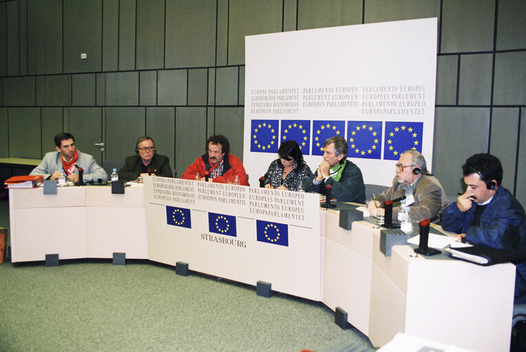 Foto 30: Press conference with trade union representatives after a meeting on the closure of the Renault factory in Belgium