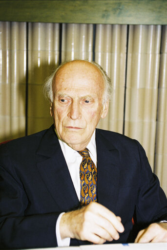 Fotografi 8: Meeting with Lord Yehudi MENUHIN, President of the International Yehudi Menuhin Foundation.