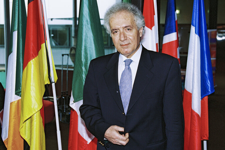 Снимка 9: Portrait of MEP Nikolaos PAPAKYRIAZIS in Strasbourg