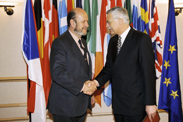 Fotografie 3: Jose Maria GIL-ROBLES GIL-DELGADO EP President meets with Vaclav KLAUS, Prime Minister of the Czech Republic