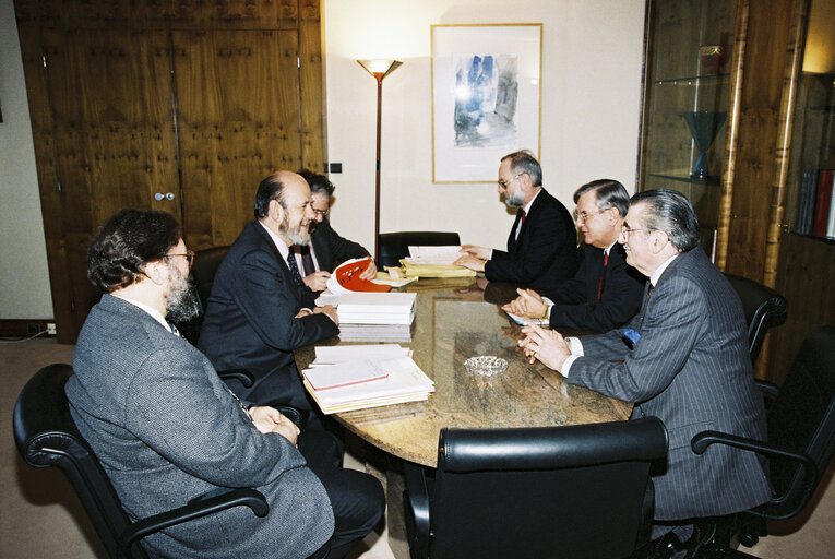 Photo 5 : EP President receives the report of the Temporary Committee of Inquiry into the Community Transit System