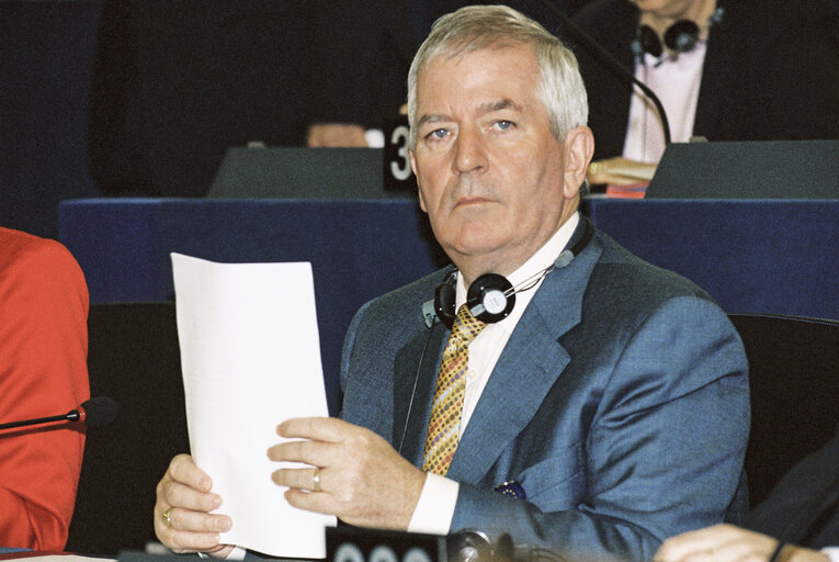 Fotogrāfija 2: Commissioner Charlie McCREEVY in Plenary Session at the European Parliament in Strasbourg