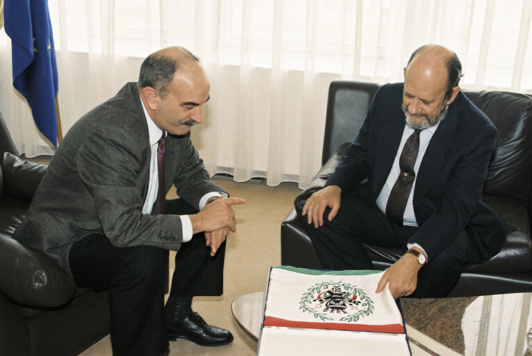 Fotografi 3: Jose Maria GIL-ROBLES GIL-DELGADO EP President and Livio FILIPPI present Italian Monarchist Flag