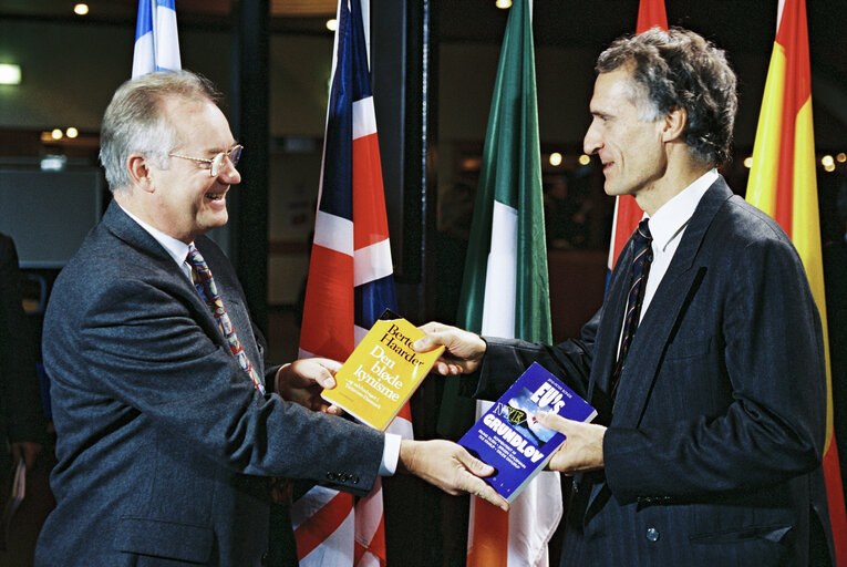 Fotogrāfija 4: MEPs Jens-Peter BONDE and Bertel HAARDER exchange their book in Strasbourg