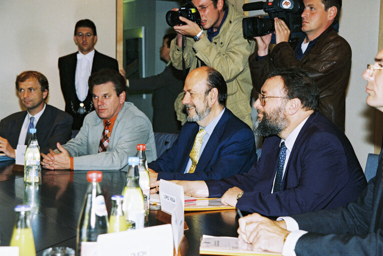 Fotografia 16: Visit of Israeli Foreign Minister David LEVY to the EP in Brussels - Meeting with EP President