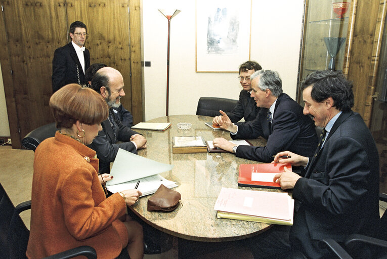 Fotografi 2: Jose Maria GIL-ROBLES GIL-DELGADO EP President meets with Michel BARNIER, French Minister of European Affairs