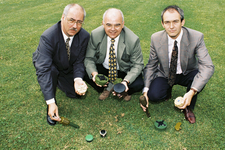 Suriet 9: MEPS posing with anti personal mines