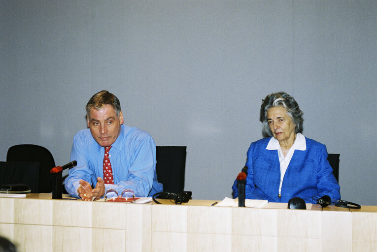 Fotografi 3: MEP Kenneth D. COLLINS meets with guests led by former MEP Baroness ELLES