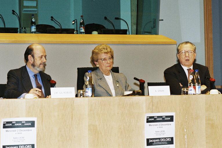 Fotografija 4: Jose Maria GIL-ROBLES GIL-DELGADO EP Predident, Antoinette SPAAK, Jacques DELORSduring a meeting in Brussels in December 1998.