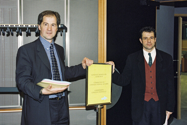 Suriet 6: Members of the UEF (Union of European Federalists) distribute tracts at the entrance of the Committee for Institutionl Affairs