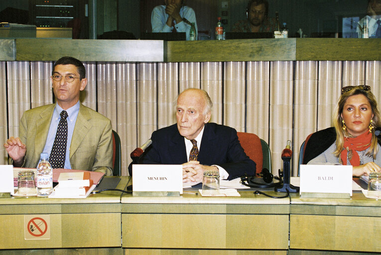 Φωτογραφία 10: Meeting with Lord Yehudi MENUHIN, President of the International Yehudi Menuhin Foundation.