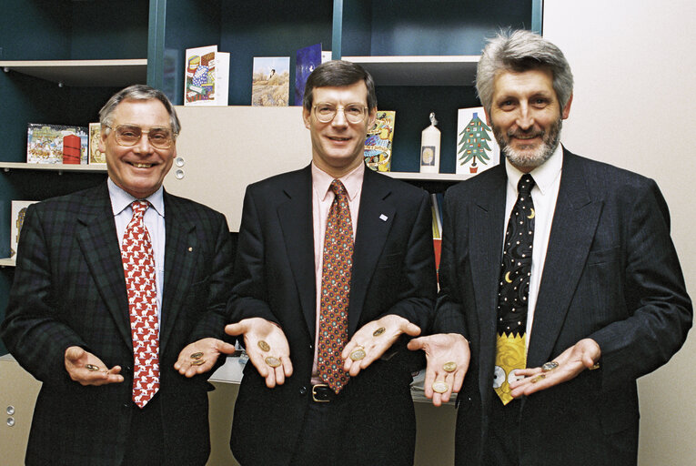 Foto 2: MEPs Kenneth D. COLLINS, David MARTIN and Bill MILLER with Euro Coins