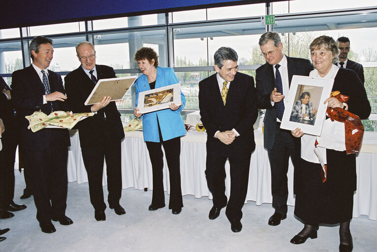 Foto 3: MEPs receiving Pictures of them at the European Parliament in Strasbourg