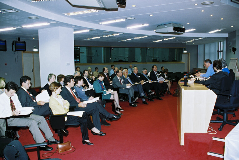 Fotografi 4: MEP Kenneth D. COLLINS meets with guests led by former MEP Baroness ELLES