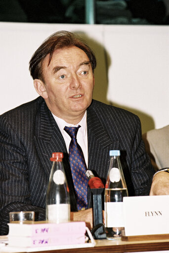 Fotografia 2: Commissioner Padraig FLYNN in a meeting at the European Parliament in Brussels