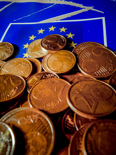 Снимка 2: Euro Coins in the context of the 2018 Budget of the European Union