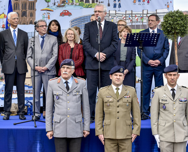 Foto 20: Open Day of the European institutions 2017 - Strasbourg -   Raise of the European Union flag by the Eurocorps