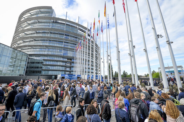 Fotografija 9: Open Day of the European institutions 2017 - Strasbourg -   Raise of the European Union flag by the Eurocorps