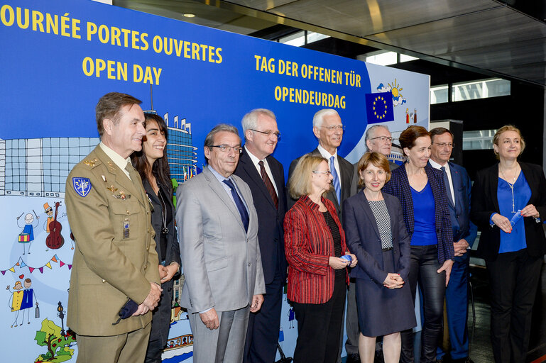 Foto 1: Open Day of the European institutions 2017 - Strasbourg -   Raise of the European Union flag by the Eurocorps