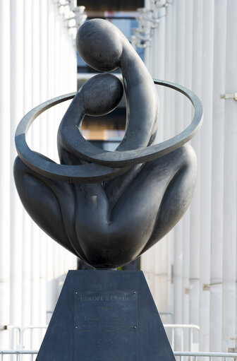 Fotografija 3: Flags in the European Parliament in Strasbourg - Sculpture ' Europe a coeur ' of Lyudmila Tcherina