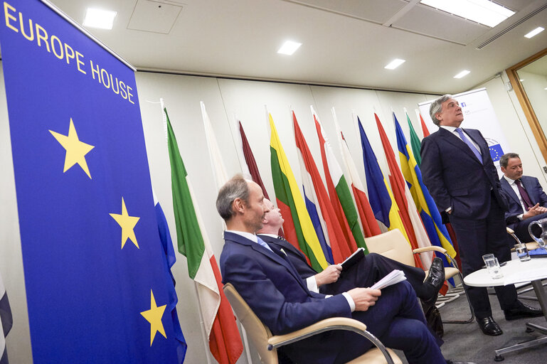 Φωτογραφία 14: Visit of the President of the European Parliament to London - Meeting with NGOs