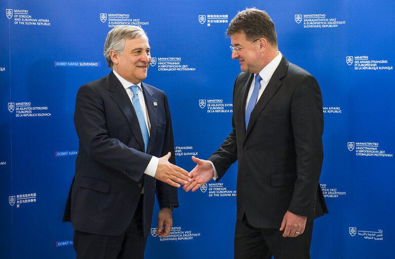 Foto 1: President of the European Parliament Antonio Tajani (L) and Slovak Foreign Affairs Minister Miroslav Lajcak (R) pose for a photo a in Bratislava on April, 24.