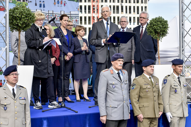 Fotografia 12: Open Day of the European institutions 2017 - Strasbourg -   Raise of the European Union flag by the Eurocorps