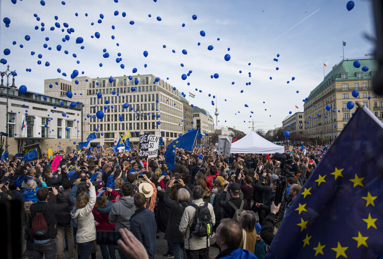 Fotografia 1: 60th Anniversary of the Treaty of Rome celebrations - ' March for Europe in Berlin '