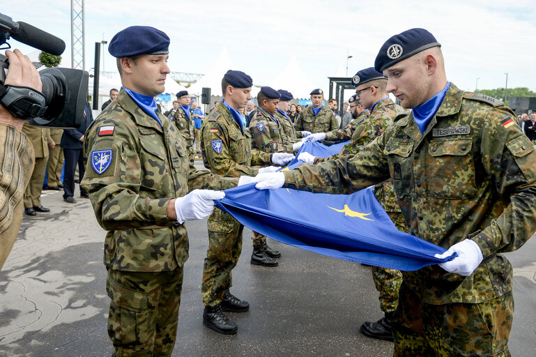 Fotografia 25: Open Day of the European institutions 2017 - Strasbourg -   Raise of the European Union flag by the Eurocorps