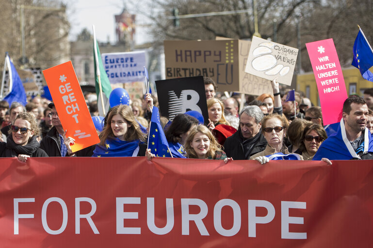 Photo 22 : 60th Anniversary of the Treaty of Rome celebrations - ' March for Europe in Berlin '