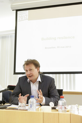 Foto 14: Public conference:  Building resilience : Alternative responses to the ecological , economic, and social crises