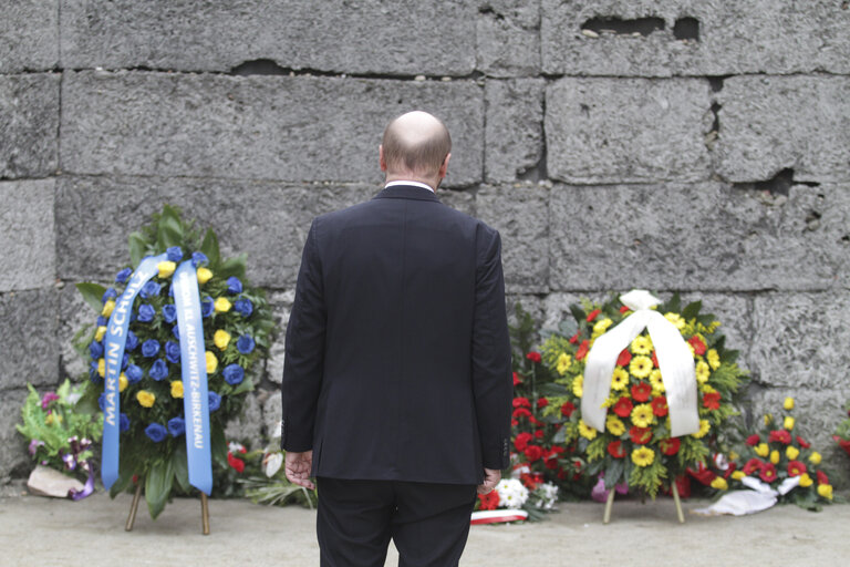 Fotografie 29: Mr Martin Schulz, the President of the European Parliament, laying flowers at the death wall in Auschwitz death camp