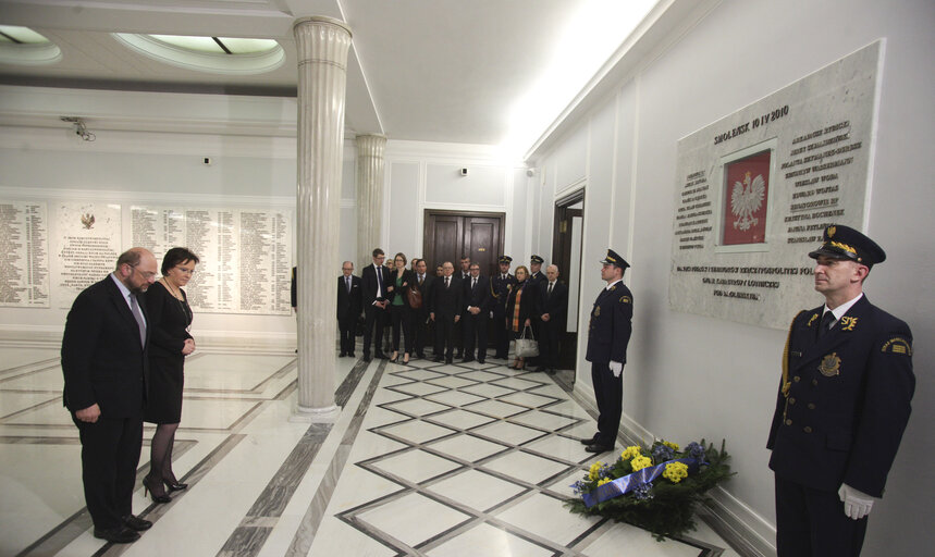 Fotografie 3: Martin Schulz and Ewa Kopacz, Parliament Speaker, during the  wreath-laying ceremony at the memorial plaque of the members of Parliament who died in the Smolensk plane crash